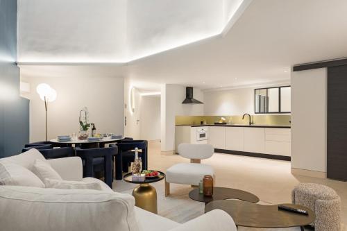 un salon avec un canapé et une table dans l'établissement Cèdre Bleu - Chic Peaceful Haven near Croisette, à Cannes