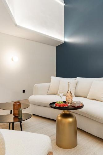 un salon avec un canapé blanc et une table dans l'établissement Cèdre Bleu - Chic Peaceful Haven near Croisette, à Cannes