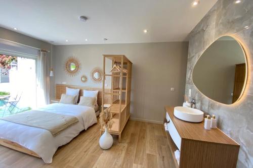 Photo de la galerie de l'établissement Superb modern villa - sea view pool, à Nice