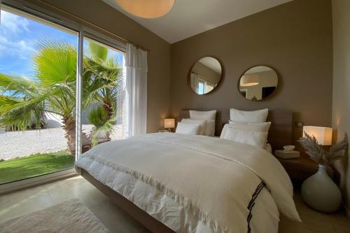 Photo de la galerie de l'établissement Superb modern villa - sea view pool, à Nice