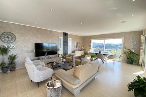 Photo de la galerie de l'établissement Superb modern villa - sea view pool, à Nice