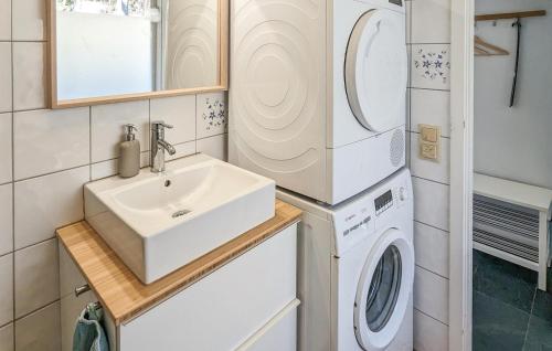 Gorgeous Home In Hovås With Wifiにあるバスルーム