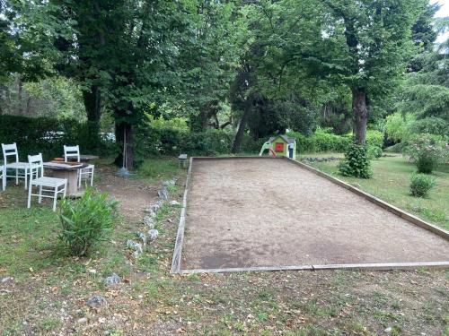 - un trampoline dans une cour avec une table et des chaises dans l'établissement Studio - Cagnes-sur-mer, à Cagnes-sur-Mer