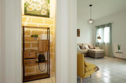 een woonkamer met een gele stoel en een bank bij Villa Lilibeth in San Vito lo Capo