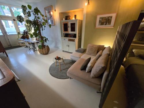 a living room with a couch and a table at Slapen aan de Sluis in Utrecht
