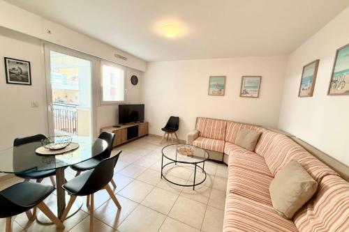 Televisyen dan/atau pusat hiburan di JUAN LES PINS - 2 people - Close to beaches and shops
