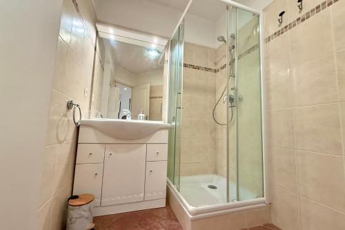 Bilik mandi di JUAN LES PINS - 2 people - Close to beaches and shops