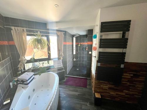 Kúpeľňa v ubytovaní Loft atypique 192m2, terrasse, aux portes de Lille