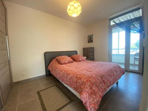 une chambre avec un lit avec deux oreillers dessus dans l'établissement Charmant Appartement Rénové pour 5 Personnes – Résidence avec Piscine et Parking – La Grande Motte, à La Grande Motte