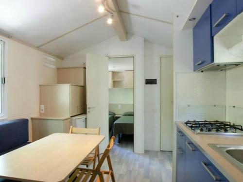 A kitchen or kitchenette at AdriaCamp Mobile Homes Cavallino