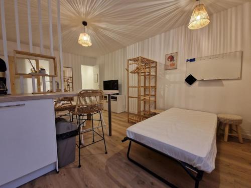 une salle d'hôpital avec un lit et un bar dans l'établissement Studio Intime & Chaleureux - Terrasse privative - Lyon Sud, à Saint-Fons