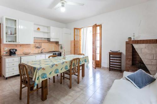 Lido ConchigliaにあるVilletta Bouganville - Salento Reservationの部屋にテーブルと椅子のあるキッチン