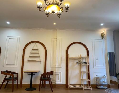 a room with two mirrors and a table and chairs at Lamour homestay in Thôn Kim Long (1)