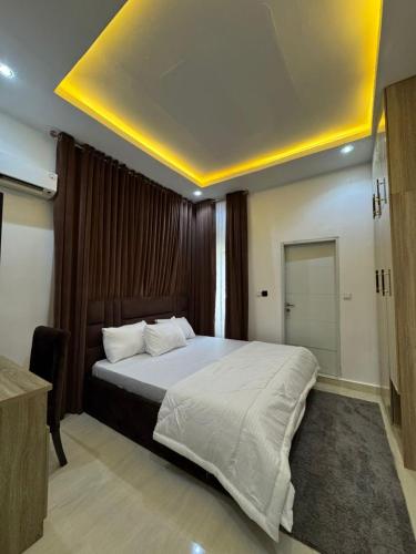 una camera da letto con un letto grande in una stanza di Declans Homes ad Abuja