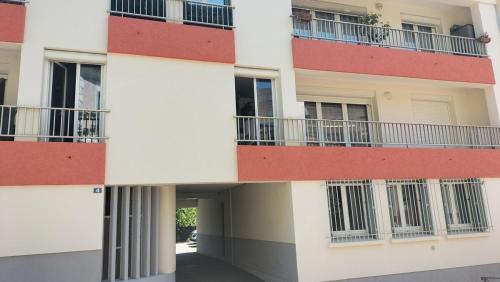 Appartement في بيزييه: مجموعة من الصور لمبنى به شرفات
