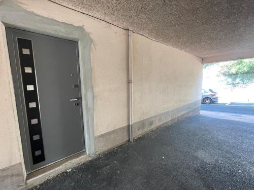 Appartement في بيزييه: باب في جانب مبنى