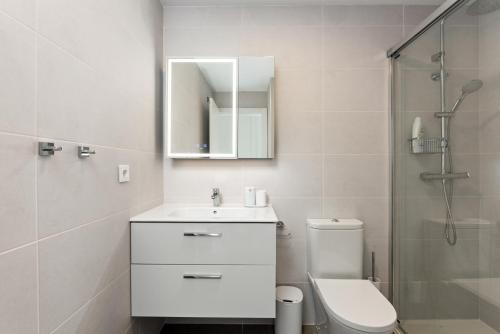łazienka z toaletą, umywalką i prysznicem w obiekcie Casa Diamante - Estepona w mieście Estepona