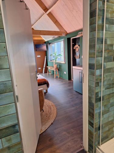 a living room with a vaulted ceiling at B&B de Gouwe Tijd, suite Het Gouden Blad in Noordgouwe