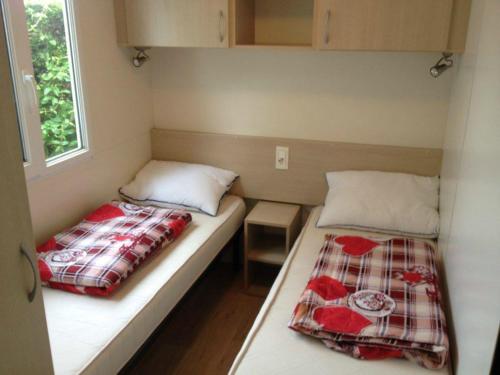 A bed or beds in a room at AdriaCamp Mobile Homes Cavallino