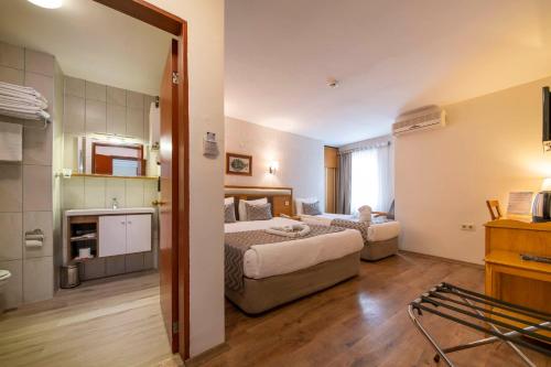 Postel nebo postele na pokoji v ubytování Çanak Hotel