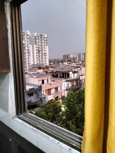 een uitzicht op een stad vanuit een raam bij Sohail arcade in Islamabad