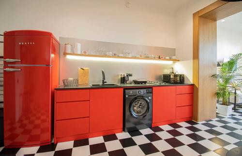 Una cocina o kitchenette en Stylish 1BR Apt In Tbilisi - By Wehost