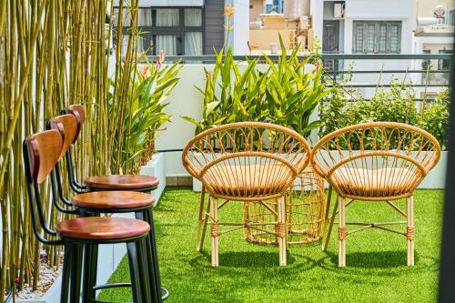 Taman di luar S Lux Apartment 5 mins walking in central