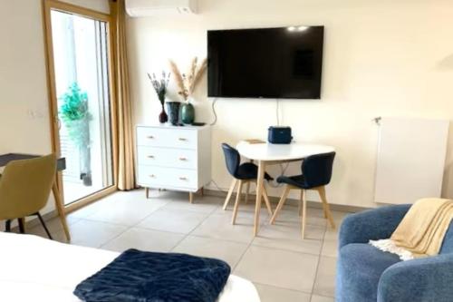 une chambre avec un lit, une table et une télévision dans l'établissement Horizon Part-Dieu, à Lyon