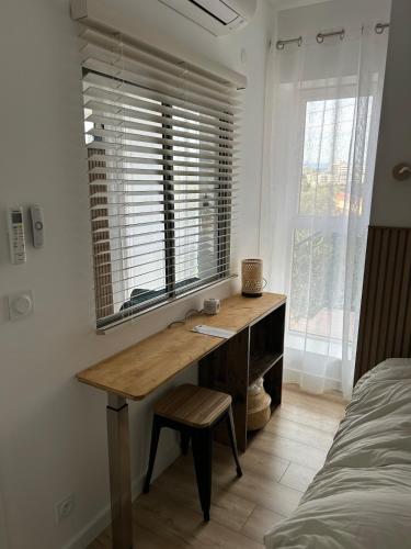 - un bureau dans une chambre avec un lit et une fenêtre dans l'établissement Bienvuenue au 422, à Saint-Raphaël