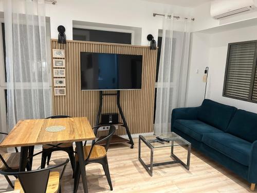 a living room with a blue couch and a table at Bienvuenue au 422 in Saint-Raphaël