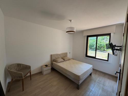 Ένα ή περισσότερα κρεβάτια σε δωμάτιο στο Maison proche des plages