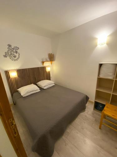 une chambre avec un grand lit dans une pièce dans l'établissement Superbe appartement au cœur de la joue du loup, à Saint-Étienne-en-Dévoluy