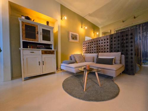 a living room with a couch and a table at Slapen aan de Sluis in Utrecht