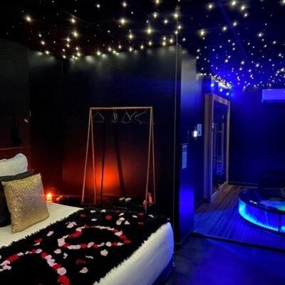 - une chambre avec un lit fleuri dans l'établissement Suite Chic - Antre-parenthèse, à Gravelines