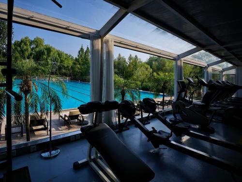 Γυμναστήριο ή/και όργανα γυμναστικής στο Zhi Resort Beijing&Peafowl Garden&Breakfast with Deer&Private Hot Spring&50 Meter Swimming Pool&Free Coffee&Close to Olympic Forest Park