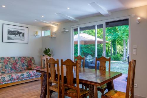 une salle à manger avec une table et un canapé dans l'établissement La Salamandre - maison avec jacuzzi, à Selles-sur-Cher
