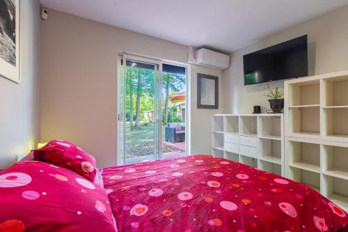 谢尔河畔塞勒La Salamandre - maison avec jacuzzi的房间里的沙发上放着一把粉色雨伞