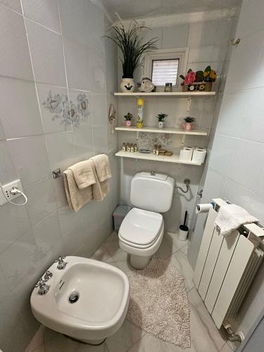 a small bathroom with a toilet and a sink at Scrigno di Buranco in Monterosso al Mare