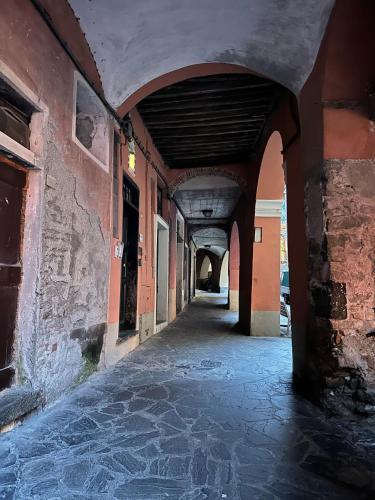 an alley way in an old building with an archway at Scrigno di Buranco in Monterosso al Mare