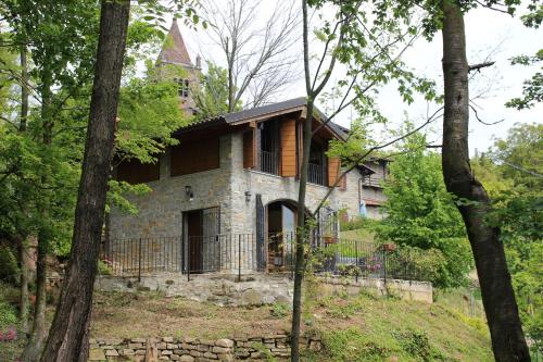 una vieja casa de piedra en una colina en el bosque en Al Pörtec, en Sotto il Monte