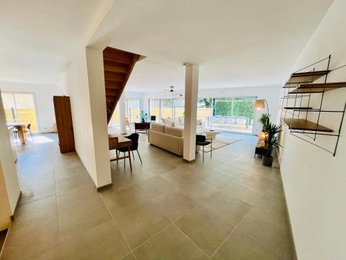 un salon avec un canapé et une table dans l'établissement Hypercentre, spacieux, lumineux, la Maison du Rempart, à Tours