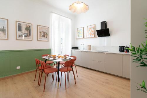 une cuisine et une salle à manger avec une table et des chaises dans l'établissement Maison Bianchi - Downtown Nice Pertinax, à Nice