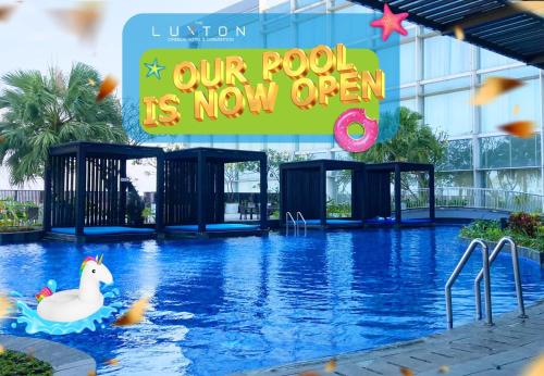 Bazén v ubytování The Luxton Cirebon Hotel and Convention nebo v jeho okolí
