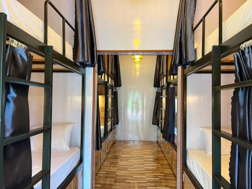 Ένα ή περισσότερα κρεβάτια σε δωμάτιο στο Forest Sunset hostel