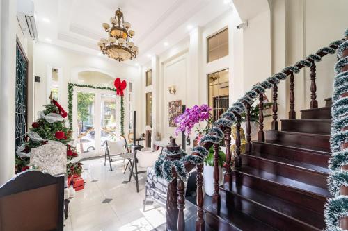 eine Treppe in einem Haus mit Weihnachtsdekoration in der Unterkunft Nguyen Le Home - Nguyen Dinh Chieu, District 1 in Ho-Chi-Minh-Stadt