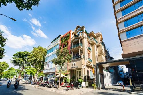 ein hohes Gebäude, vor dem Motorräder geparkt sind in der Unterkunft Nguyen Le Home - Nguyen Dinh Chieu, District 1 in Ho-Chi-Minh-Stadt