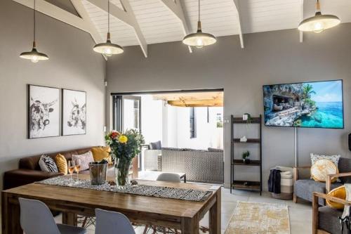 Μια τηλεόραση ή/και κέντρο ψυχαγωγίας στο Nguni House