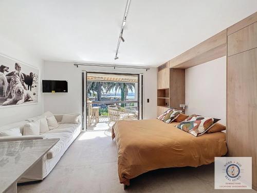 un salon avec un lit et un canapé dans l'établissement Saint-Tropez Élysée plage 9, à Saint-Tropez