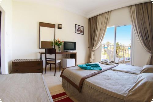 Postel nebo postele na pokoji v ubytování El Mehdi Beach Resort ex Primasol El Mehdi