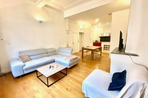 un salon avec un canapé et une table dans l'établissement Spacious apartment - city center, à Toulon